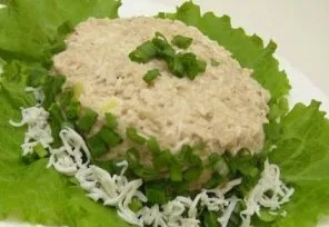 Салат с рисом и консервами