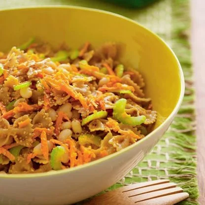 Салат с фасолью и макаронами