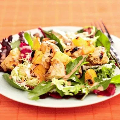Тайский салат с курицей, манго и ананасом